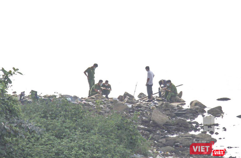 Lực lượng cảnh sát điều tra đang điều tra hiện trường