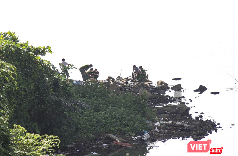 Lực lượng công an đang khám nghiệm hiện trường