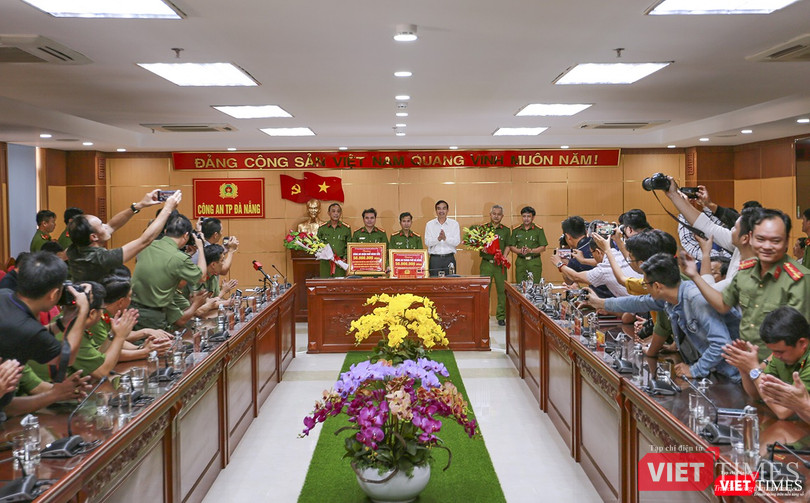 Ông Lê Trung Chinh - Phó Chủ tịch UBND TP Đà Nẵng thay mặt UBND TP tuyên dương, khen thưởng đối với ác lực lượng 100 triệu đồng vì đã nhanh chóng truy tìm hung thủ, góp phần tạo niềm tin trong quần chúng nhân dân