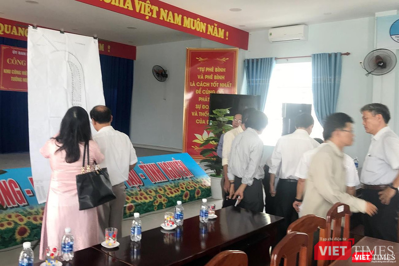 Sáng 26/4, UBND quận Hải Châu (TP Đà Nẵng) đã tổ chức công bố Quyết định 725/QĐ- UBND ngày 8/2/2017 “Về việc phê duyệt Tổng mặt bằng quy hoạch chi tiết TL 1/500 khu công viên công cộng tại khu Đông Nam Đài tưởng niệm, phường Hòa Cường Bắc, quận Hải Châu” đến 32 nhà đầu tư là các doanh nghiệp, cá nhân