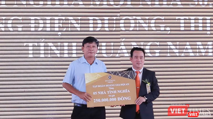Trong khuôn khổ sự kiện, Tập đoàn Hoàng Gia Hội An trao tặng 05 căn nhà tình nghĩa cho phường Điện Dương, thị xã Điện Bàn, tỉnh Quảng Nam
