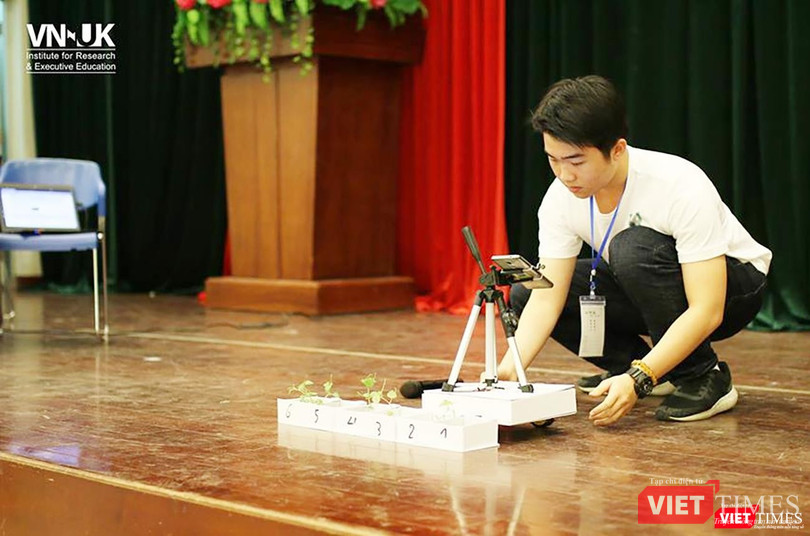 Đỗ Minh Huy (SN 2002) và Phạm Nguyễn Nam Khoa (SN 2002), lớp 11A5-Trường THPT chuyên Lê Quý Đôn (TP Đà Nẵng) bên sáng chế thiết bị "tầm soát bệnh" cho cây trồng