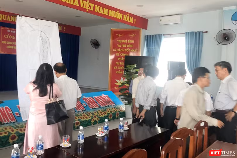 Sáng 26/4, UBND quận Hải Châu (TP Đà Nẵng) đã tổ chức công bố Quyết định 725/QĐ- UBND ngày 8/2/2017 đến 32 nhà đầu tư là các doanh nghiệp, cá nhân sở hữu 65 lô đất tại khu Đông-Nam Đài tưởng niệm Sáng 26/4, UBND quận Hải Châu (TP Đà Nẵng) đã tổ chức công bố Quyết định 725/QĐ- UBND ngày 8/2/2017 “Về việc phê duyệt Tổng mặt bằng quy hoạch chi tiết TL 1/500 khu công viên công cộng tại khu Đông Nam Đài tưởng niệm, phường Hòa Cường Bắc, quận Hải Châu” đến 32 nhà đầu tư là các doanh nghiệp, cá nhân