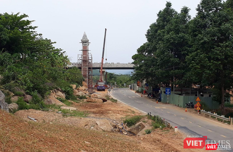 Công trình cầu phục vụ hoạt động Khu du lịch suối khoáng nóng Núi Thần Tài do Công ty CP DHC Suối Đôi làm chủ đầu tư, vắt ngang qua quốc lộ 14G