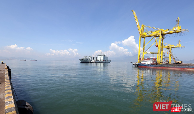 Tàu hậu cần MV Asterix của Hải quân Hoàng gia Canada tiến vào cảng Tiên Sa