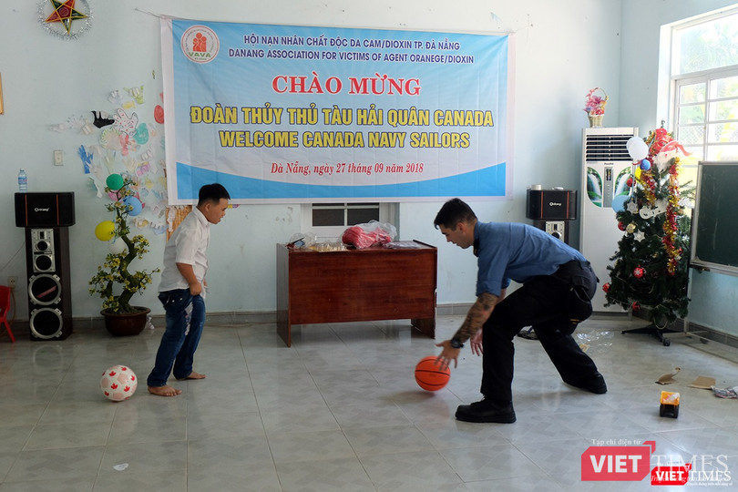 Ngày 27/9, các sĩ quan và thủy thủ tàu HMCS Calgary đã đến thăm trẻ em nhiễm chất độc da camTP Đà Nẵng