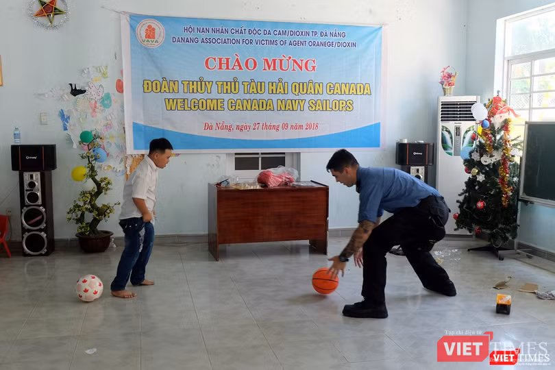 Ngày 27/9, các sĩ quan và thủy thủ tàu HMCS Calgary đã đến thăm trẻ em nhiễm chất độc da camTP Đà Nẵng