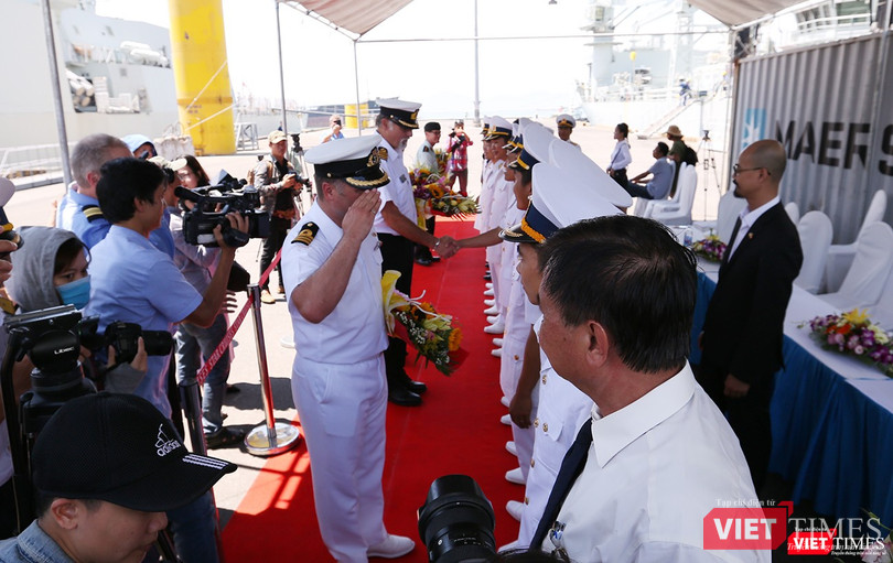 Lễ đón được tiến hành tại cầu cảng