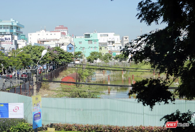 Dự án Khu phức hợp Trung tâm thương mại, căn hộ cao cấp và khách sạn 5 sao Danang Center (khu đất phía tây Nhà hát Trưng Vương) do Công ty CP Địa ốc Vũ Châu Long làm chủ đầu tư "đắp chiếu" hơn 10 năm qua. Dự án Khu phức hợp Trung tâm thương mại, căn hộ cao cấp và khách sạn 5 sao Danang Center (khu đất phía tây Nhà hát Trưng Vương) do Công ty CP Địa ốc Vũ Châu Long làm chủ đầu tư "đắp chiếu" hơn 10 năm qua.