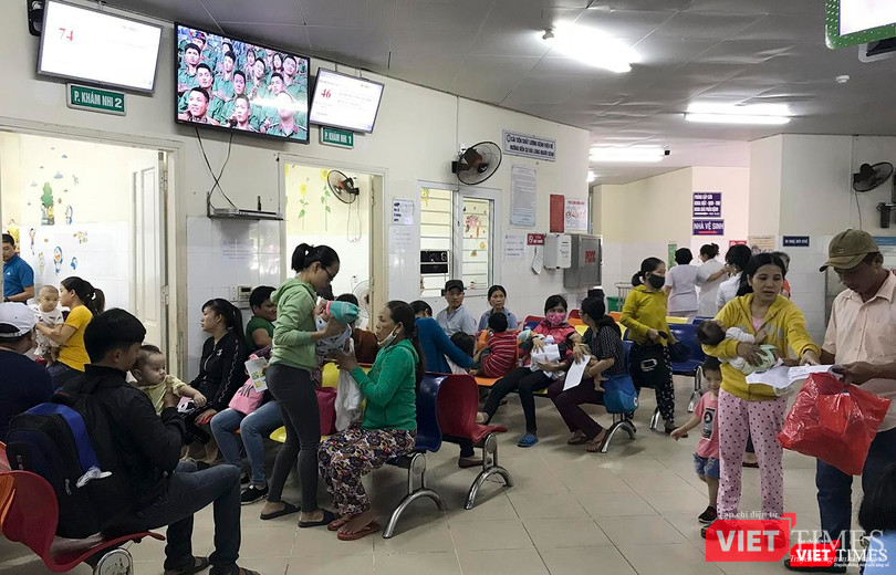 Trong tuần qua, lượng bệnh nhân đến khám, điều trị tại bệnh viện là1.150-1.250 ca/ngày, trong đó bệnh nhi chiếm hơn 60%.