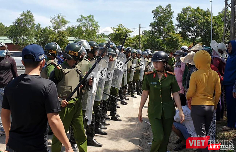 Hàng rào hộ tống xe vận chuyển rác đi vào bãi rác Khánh Sơn được thiết lập Hàng rào hộ tống xe vận chuyển rác đi vào bãi rác Khánh Sơn được thiết lập