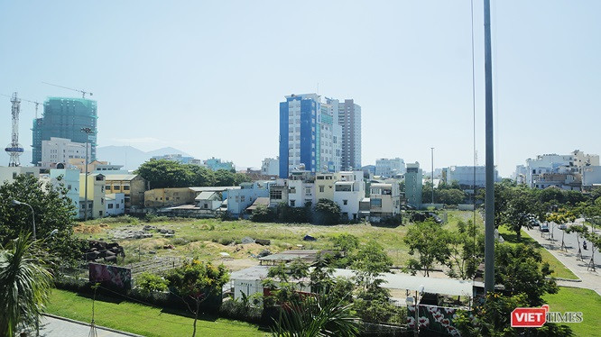 Sau hơn 10 năm, dự án Viễn Đông Meridian tại địa chỉ 84 Hùng Vương, quận Hải Châu chỉ là mảnh đất trống cỏ mọc um tùm. Sau hơn 10 năm, dự án Viễn Đông Meridian tại địa chỉ 84 Hùng Vương, quận Hải Châu chỉ là mảnh đất trống cỏ mọc um tùm.