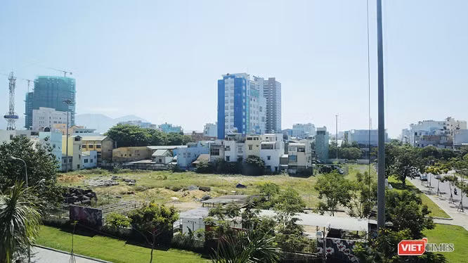 Sau hơn 10 năm, dự án Viễn Đông Meridian tại địa chỉ 84 Hùng Vương, quận Hải Châu chỉ là mảnh đất trống cỏ mọc um tùm.