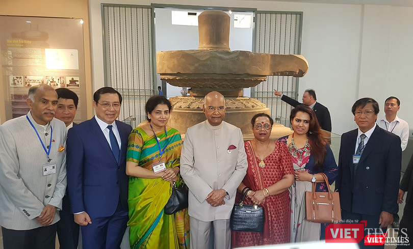 Sáng 19/11, Tổng thống Ấn Độ Ram Nath Kovind và phu nhân nhân chụp ảnh lưu niệm nhân chuyến thăm Bảo tàng điêu khắc Chăm tại Đà Nẵng. Sáng 19/11, Tổng thống Ấn Độ Ram Nath Kovind và phu nhân nhân chụp ảnh lưu niệm nhân chuyến thăm Bảo tàng điêu khắc Chăm tại Đà Nẵng.