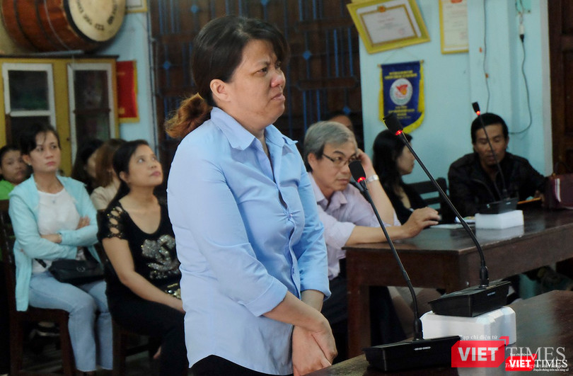 Bị cáo Đinh Thị Hồng, chủ cơ sở nhóm trẻ Mẹ Mười tại tòa