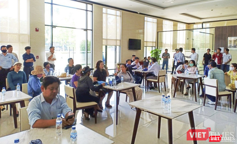 Khách hàng tập trung tại Văn phòng bán hàng của dự án tỷ đô The Sunrise Bay (Đà Nẵng) để đòi nhà