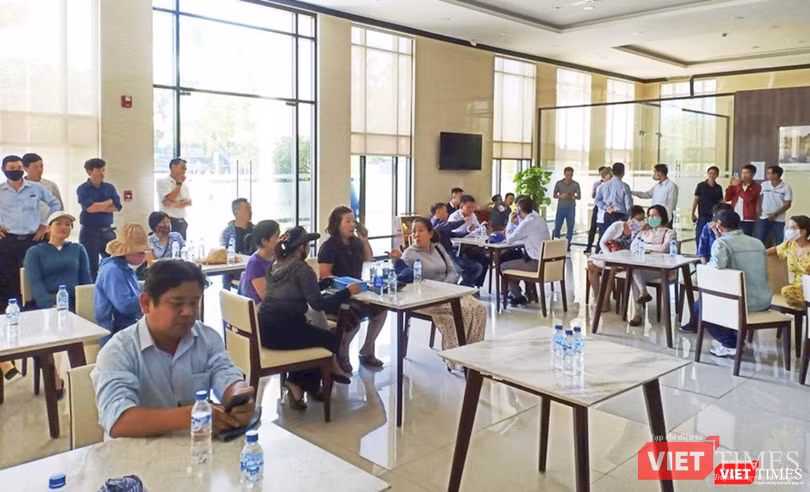 Khách hàng tập trung tại Văn phòng bán hàng của dự án tỷ đô The Sunrise Bay (Đà Nẵng) để đòi nhà Khách hàng tập trung tại Văn phòng bán hàng của dự án tỷ đô The Sunrise Bay (Đà Nẵng) để đòi nhà