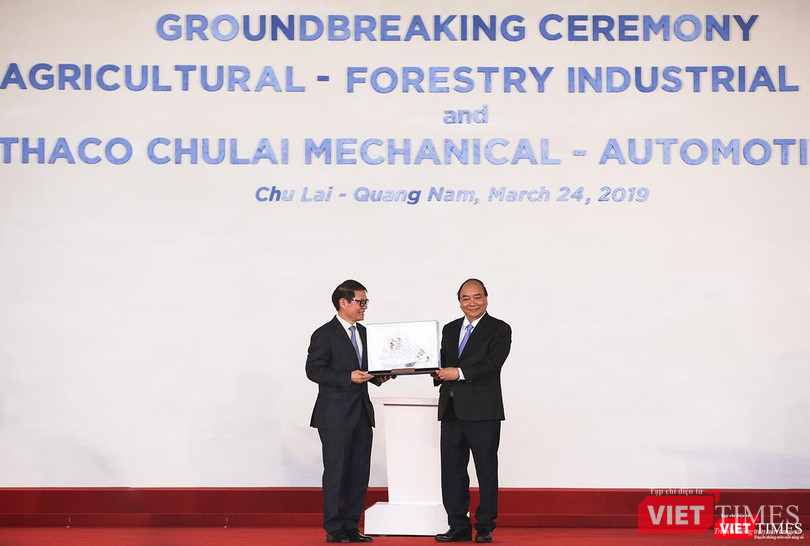 Thủ tướng Chính phủ Nguyễn Xuân Phúc tặng quà cho THACO nhân sự kiện quan trọng này