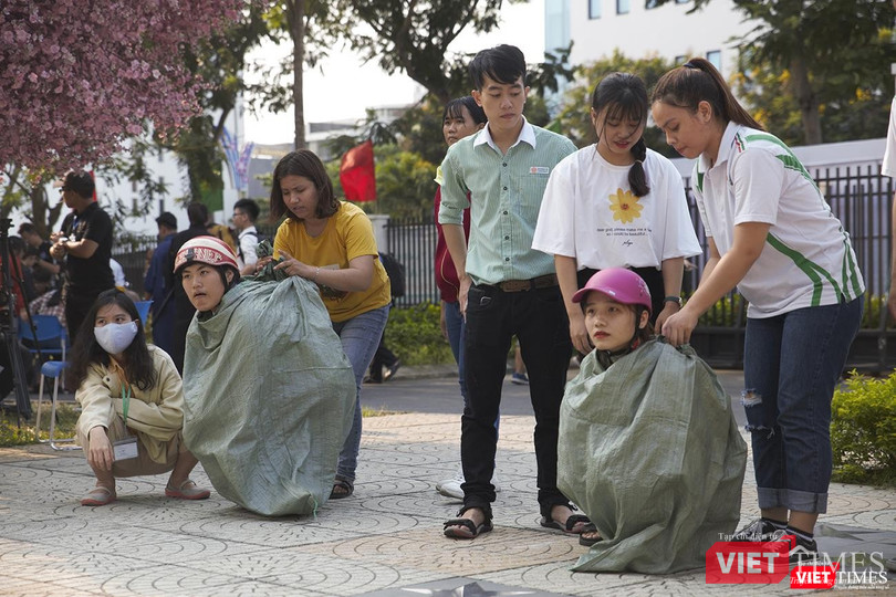 Màn tranh tài môn thi nhảy bao bố