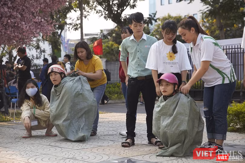 Màn tranh tài môn thi nhảy bao bố