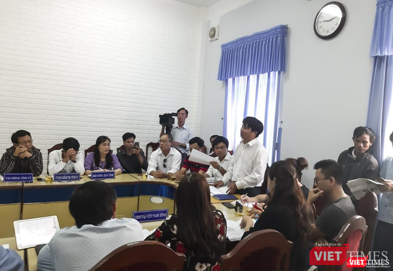 Ông Nguyễn Quang Sơn, đại diện cho 1.000 khách hàng ký hợp đồng mua đất nền tại 3 dự án này đã trình bày nội dung vụ việc, đồng thời đề đạt nguyện vọng và mong muốn được chính quyền tỉnh Quảng Nam vào cuộc, bảo vệ quyền lợi của người mua. ông Nguyễn Quang Sơn, đại diện cho 1.000 khách hàng ký hợp đồng mua đất nền tại 3 dự án này đã trình bày nội dung vụ việc, đồng thời đề đạt nguyện vọng và mong muốn được chính quyền tỉnh Quảng Nam vào cuộc, bảo vệ quyền lợi của người mua.