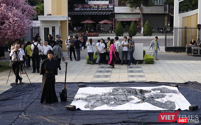 Màn trình diễn thư pháp.."khủng"