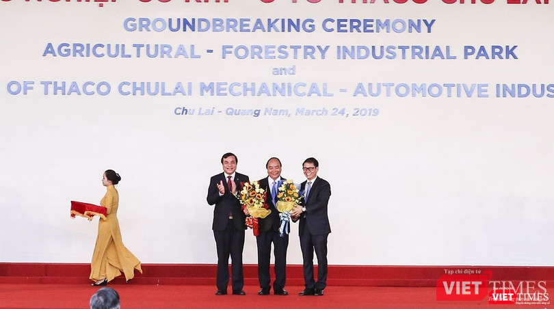 Đại diện chính quyền tỉnh Quảng Nam và THACO tặng hoa, cảm ơn sự quan tâm của Chính phủ và cá nhân Thủ tướng Nguyễn Xuân Phúc đối với sự phát triển của Quảng Nam nói chung và THACO nói riêng