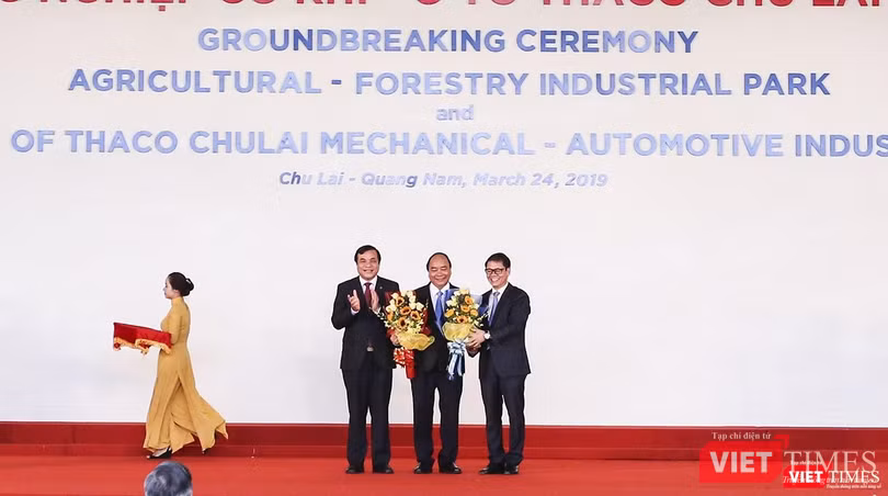 Đại diện chính quyền tỉnh Quảng Nam và THACO tặng hoa, cảm ơn sự quan tâm của Chính phủ và cá nhân Thủ tướng Nguyễn Xuân Phúc đối với sự phát triển của Quảng Nam nói chung và THACO nói riêng Đại diện chính quyền tỉnh Quảng Nam và THACO tặng hoa, cảm ơn sự quan tâm của Chính phủ và cá nhân Thủ tướng Nguyễn Xuân Phúc đối với sự phát triển của Quảng Nam nói chung và THACO nói riêng