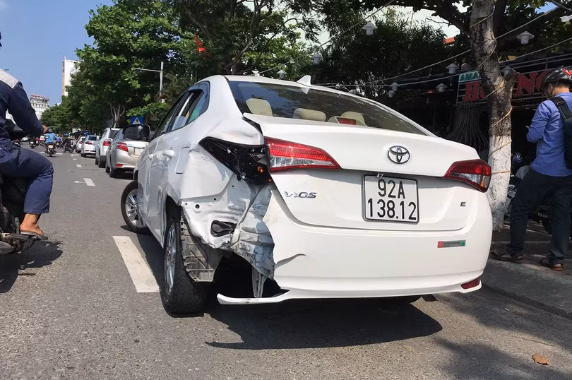 Xe ô tô con mang BKS 92A-138.12 sau vụ tai nạn tại hiện trường