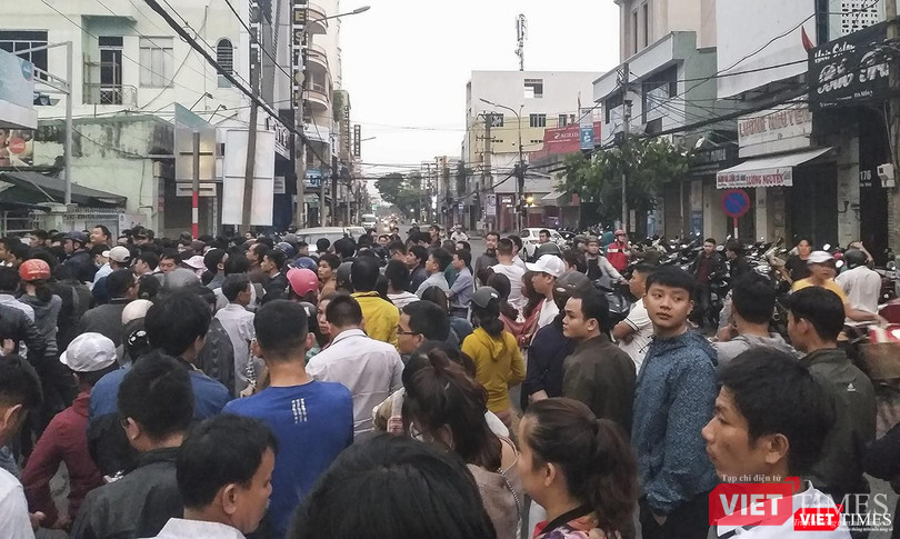 Đến sáng 28/3, hàng người chờ được đăng ký tiêm vacxin cho con đứng kín cả 1 đoạn đường