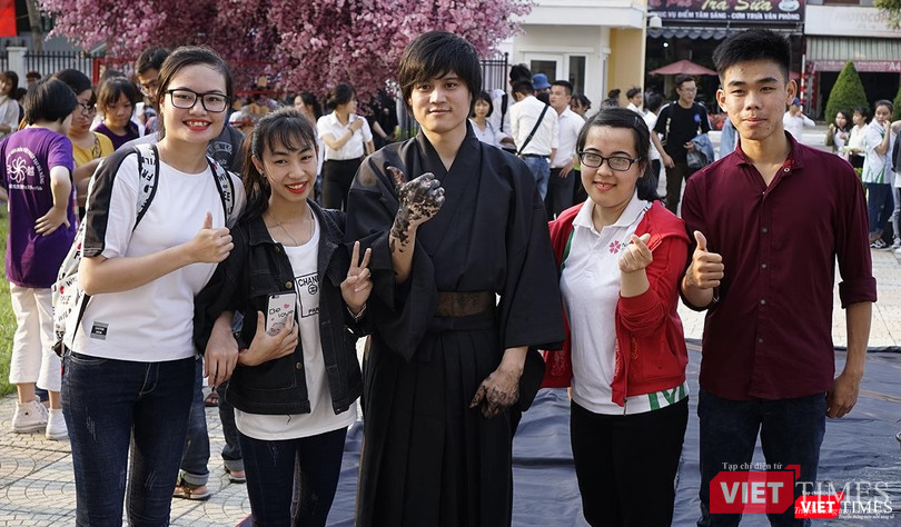 Chụp ảnh lưu niệm với "thần tượng" thư pháp