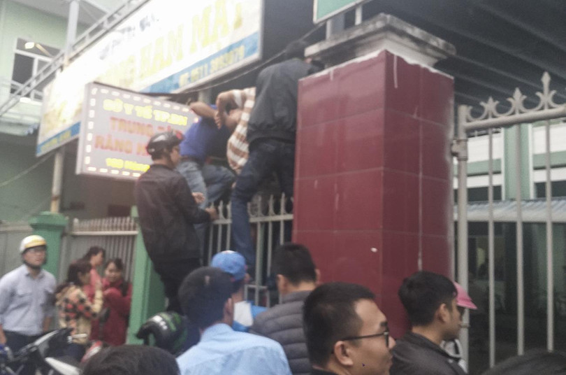 Nhiều người không đủ kiên nhẫn đã leo hàng rào để vào bên trong