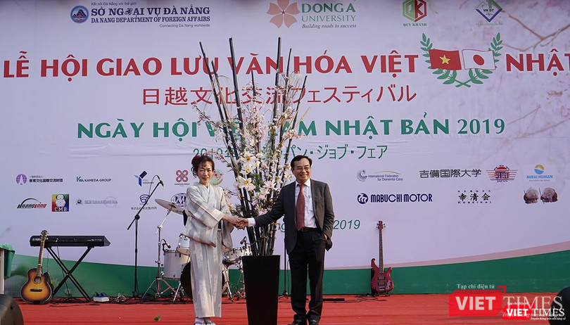 Đại diện ĐH Đông Á chúc mừng tác giả