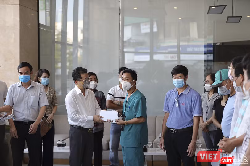 Ông Nguyễn Văn Quảng - Phó Bí thư Thường trực Thành ủy Đà Nẵng tại buổi chia tay, cảm ơn các bác sĩ đến từ các tỉnh, thành trong cả nước đến chung tay cùng Đà Nẵng chống dịch COVID-19