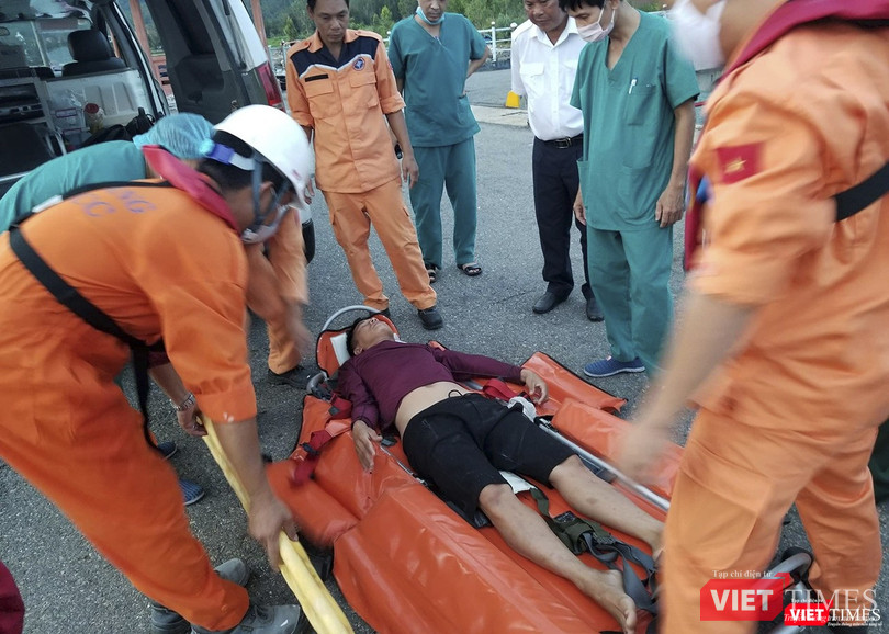 Lực lượng cứu nạn hàng hải cứu hộ ngư dân bị chìm tàu trên biển vào bờ Lực lượng cứu nạn hàng hải cứu hộ ngư dân bị chìm tàu trên biển vào bờ