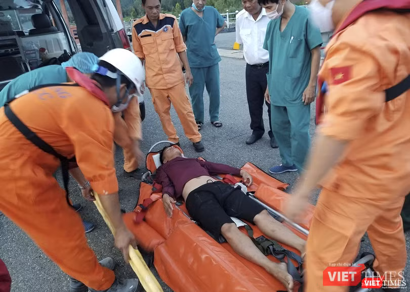 Lực lượng cứu nạn hàng hải cứu hộ ngư dân bị chìm tàu trên biển vào bờ