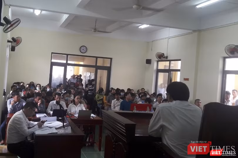 Quang cảnh phiên tòa