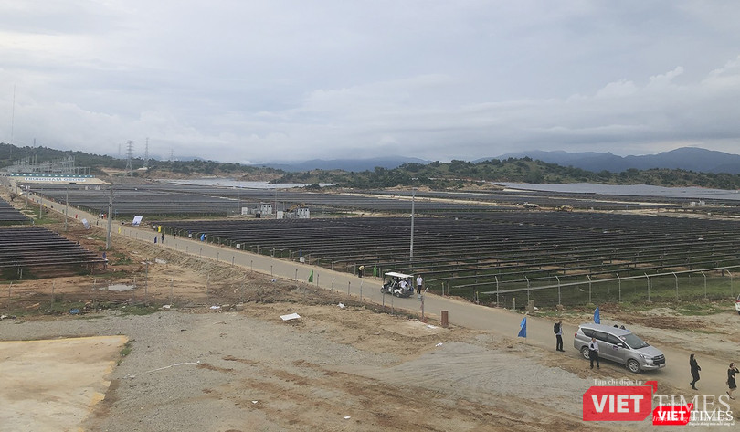 Nhà máy sử dựng 1,4 triệu tấm pin mặt trời, trải dài trên diện tích hơn 557 ha