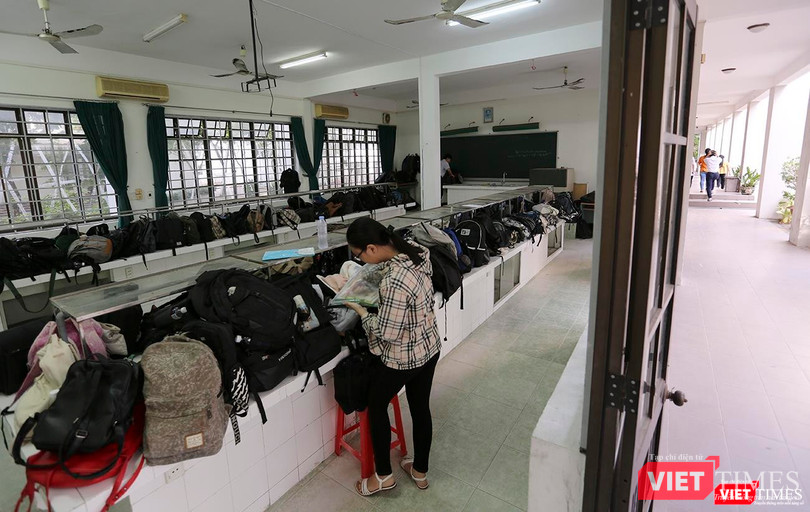 Thí sinh tại khu vực để túi xách, tư trang của thí sinh