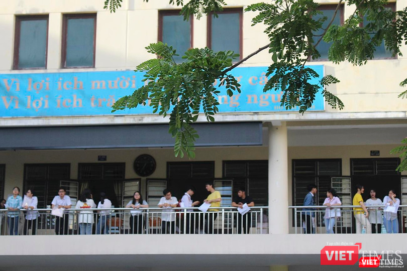 Đúng 7h sáng, các thí sinh có mặt trước phòng thi để làm thủ tục