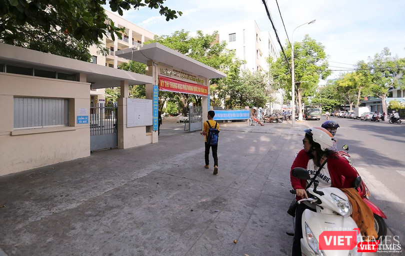 Thí sinh cuối cùng bước vào điểm thi trường THPT Trần Phú cùng ánh mắt dõi theo của phụ huynh