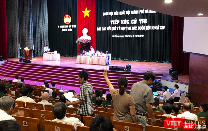 Mặc dù đã hết giờ nhưng vẫn còn nhiều cánh tay cử tri đề nghị được phát biểu ý kiến