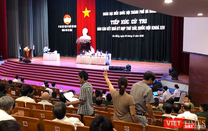 Mặc dù đã hết giờ nhưng vẫn còn nhiều cánh tay cử tri đề nghị được phát biểu ý kiến Mặc dù đã hết giờ nhưng vẫn còn nhiều cánh tay cử tri đề nghị được phát biểu ý kiến