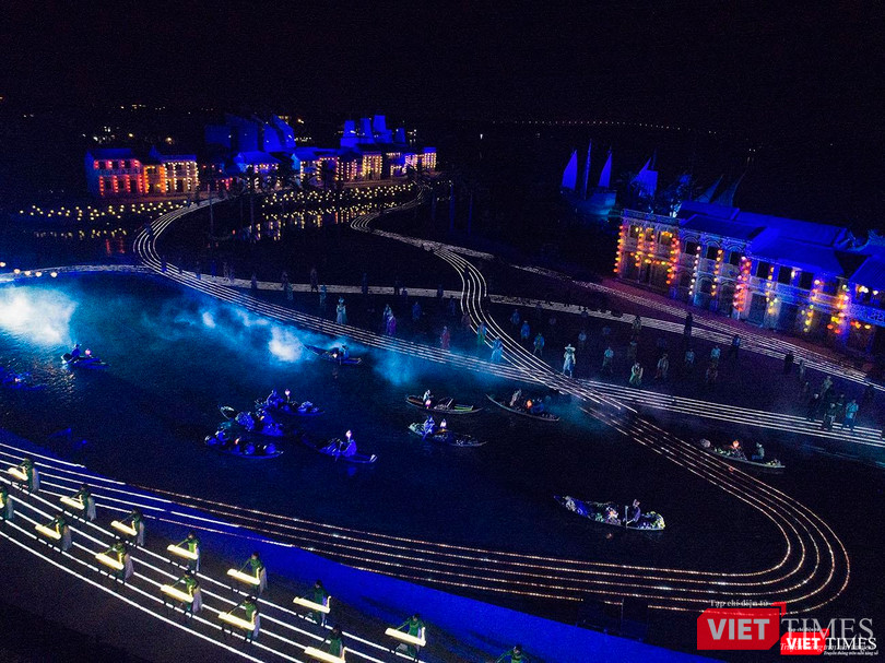 Kết nối liền mạch từ quá khứ đến hiện tại, màn biểu diễn mang chủ đề "Hội nhập" đã thể hiện giai đoạn giao thoa văn hóa đa phương của Hội An