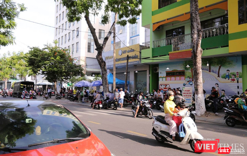 Phía bên kia điểm thi, phụ huynh căng thẳng dõi theo