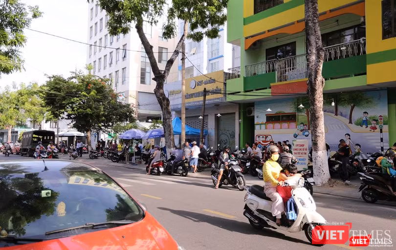 Phía bên kia điểm thi, phụ huynh căng thẳng dõi theo