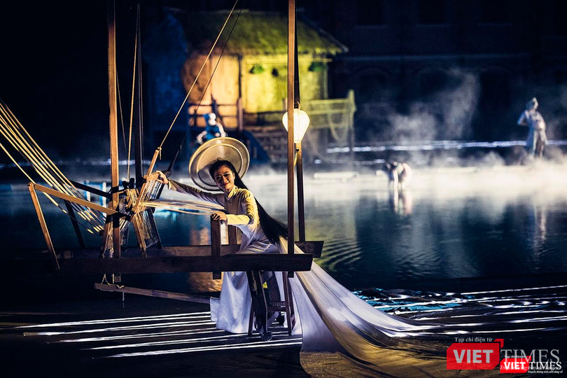 "Ký ức Hội An" về thuở khai hoang lập ấp được tái hiện qua bức tranh sinh động về những hoạt động thường nhật của người dân Hội An xưa với người thiếu nữ bên khung cửi,...