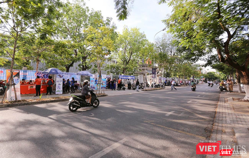 Phụ huynh đứng ngóng trông