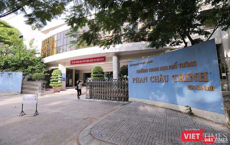 Một trong những thí sinh cuối cùng bước vào điểm thi trường THPT Phan Châu Trinh để bắt đầu môn thi đầu tiên-môn Ngữ văn