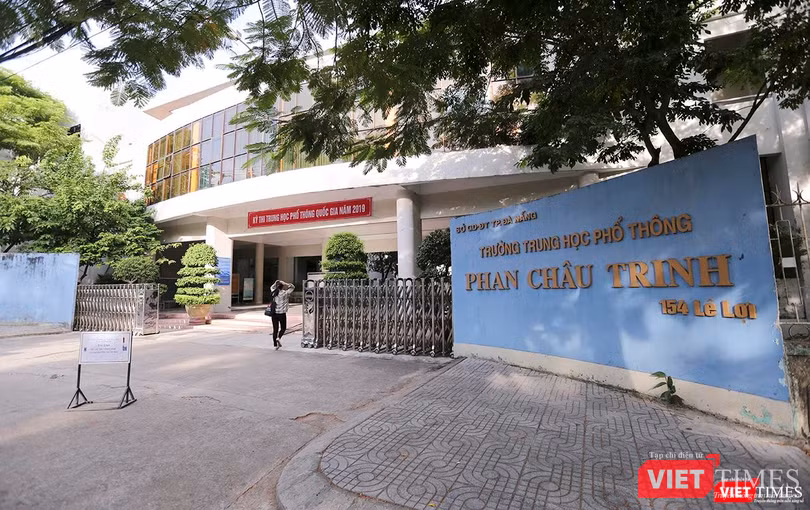 Một trong những thí sinh cuối cùng bước vào điểm thi trường THPT Phan Châu Trinh để bắt đầu môn thi đầu tiên-môn Ngữ văn